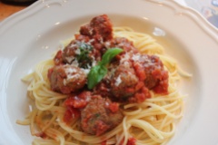 Spaghetti med italienske kjøttboller i tomatsaus