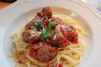 Spaghetti med italienske kjøttboller i tomatsaus